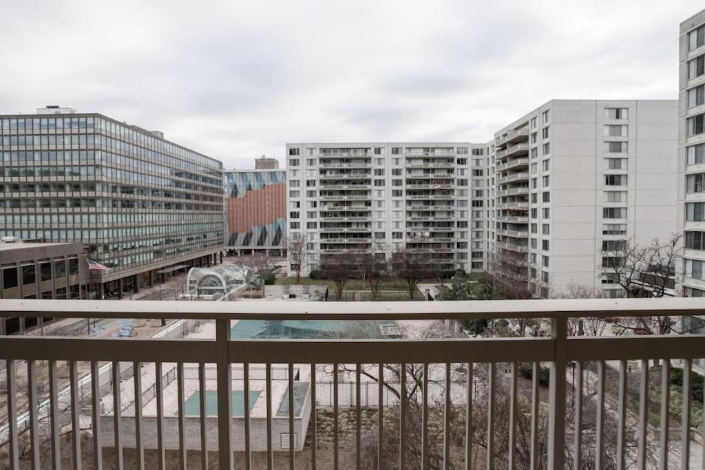 Elegant Apartment W Views At Crystal City أرلنغتون المظهر الخارجي الصورة